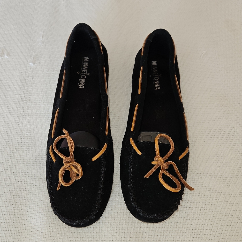 Minnetonka Women's Moccasins in Black and Tan